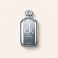 Calvin Klein CK One Essence Parfum Intense 50 ml na béžovém pozadí – MrRizz