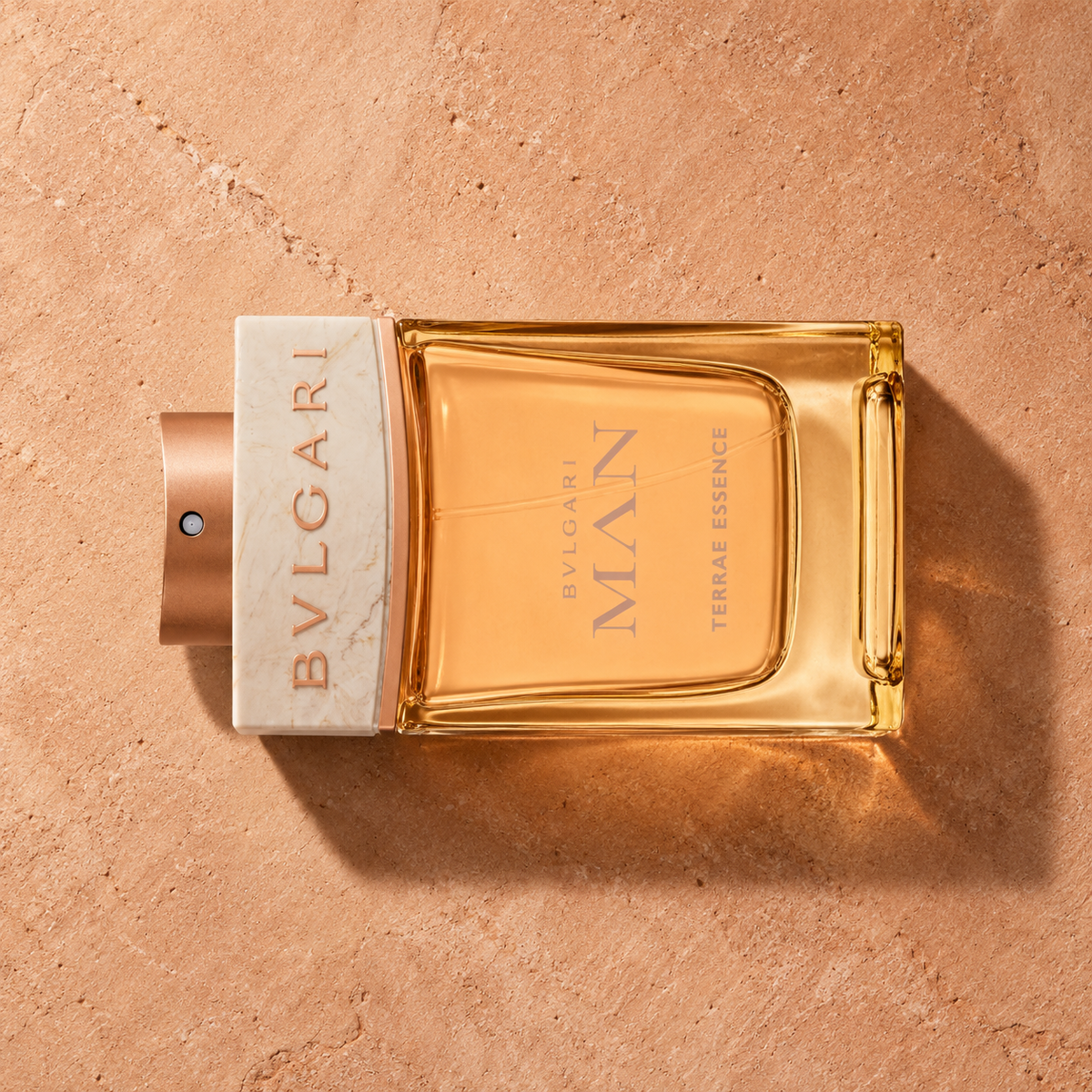 Bvlgari MAN Terrae Essence 100 ml – parfém v prostředí, pohled shora s bočním stínem