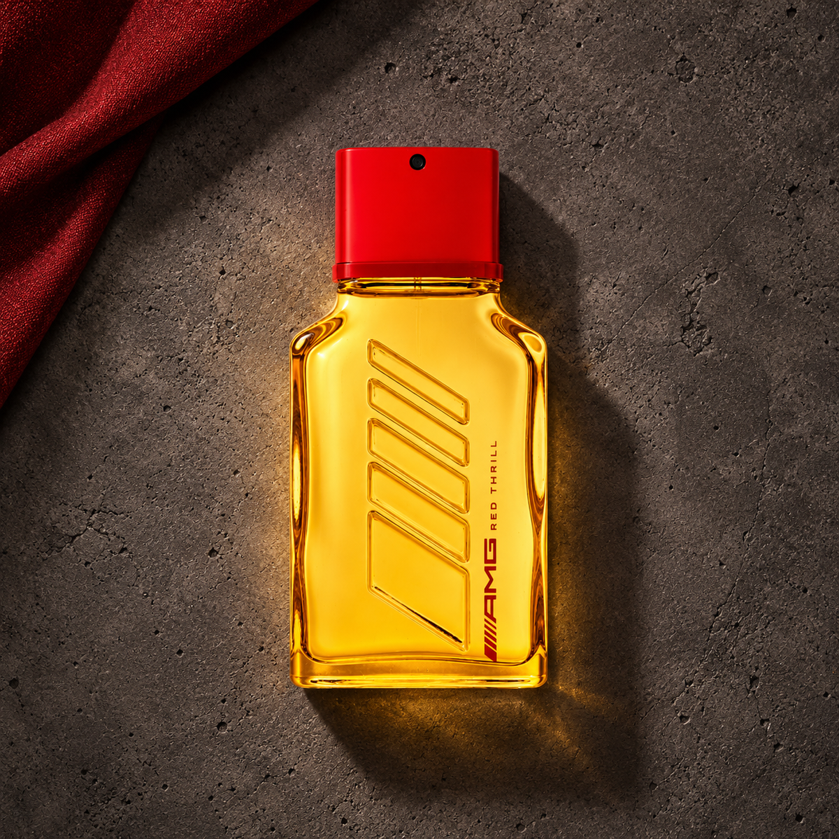 Mercedes-Benz AMG Red Thrill 60 ml – parfém v prostředí, pohled shora s bočním stínem