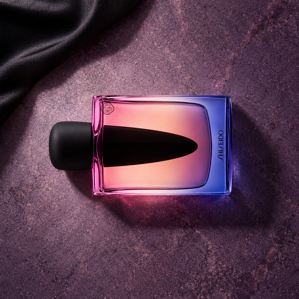 Shiseido Ginza Night 90 ml – parfém v prostředí, pohled shora s bočním stínem