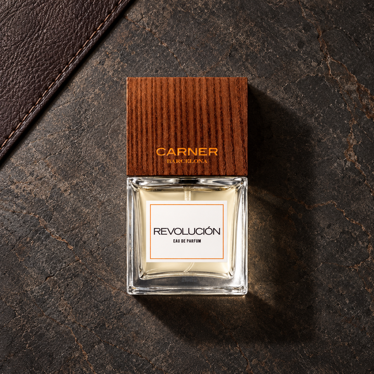 Carner Barcelona Revolución 100 ml – parfém v prostředí, pohled shora s bočním stínem
