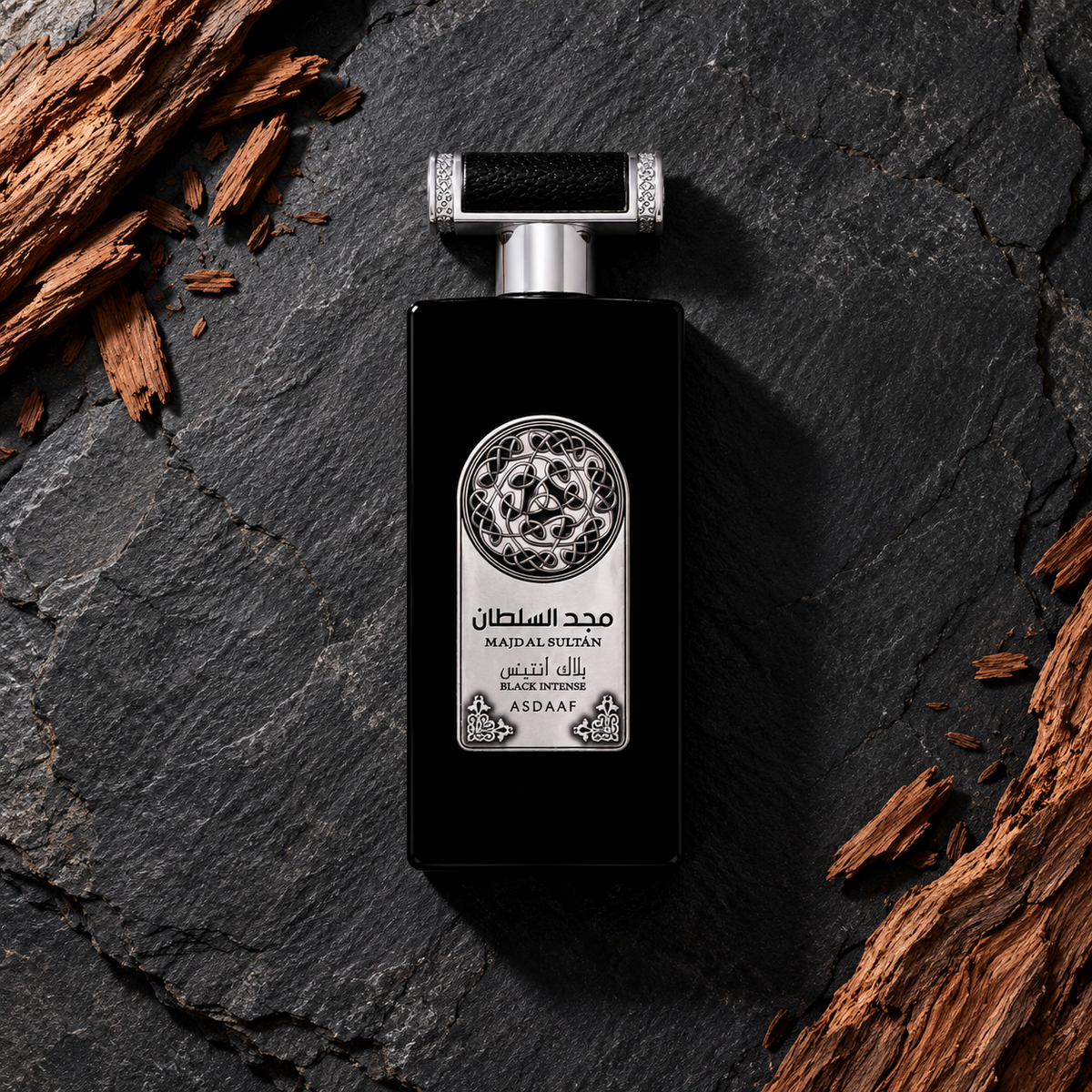 Asdaaf Majd Al Sultan Black Intense EDP 100 ml – parfém v prostředí, pohled shora s bočním stínem