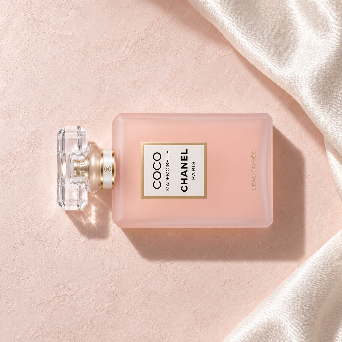 Chanel Coco Mademoiselle L´Eau Privée EDP 100 ml – parfém v prostředí, pohled shora s bočním stínem