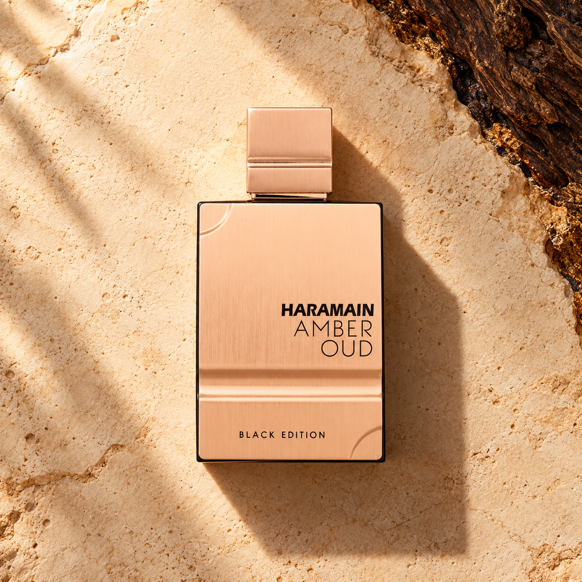 Al Haramain Amber Oud Black Edition 60 ml – parfém v prostředí, pohled shora s bočním stínem
