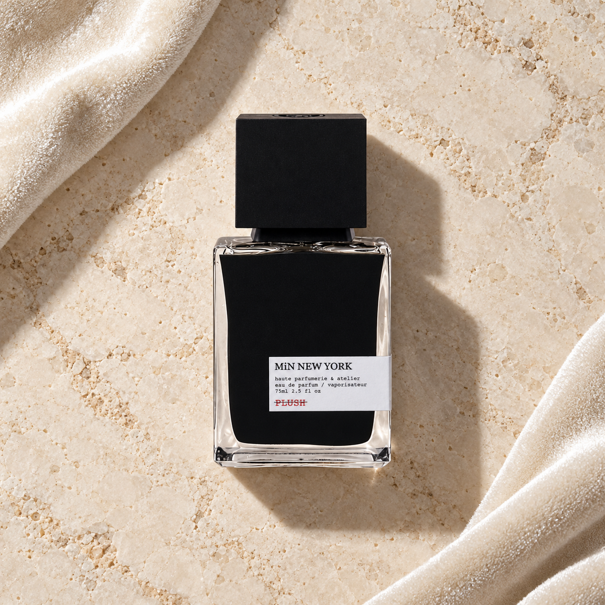 MiN New York Scent Stories Vol. 2 Plush EDP 75 ml – parfém v prostředí, pohled shora s bočním stínem