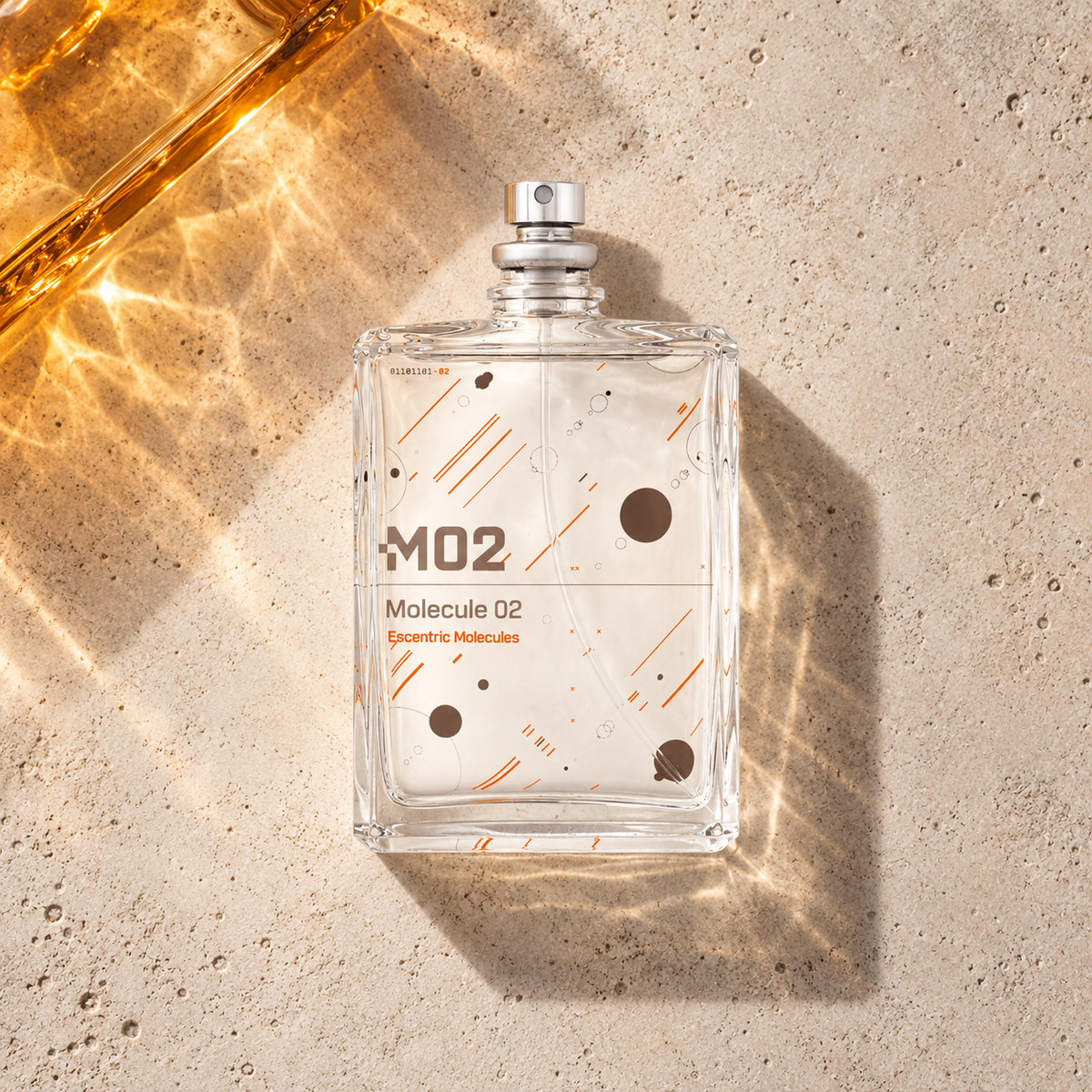 Escentric Molecules Molecule 02 EDT 100 ml – parfém v prostředí, pohled shora s bočním stínem