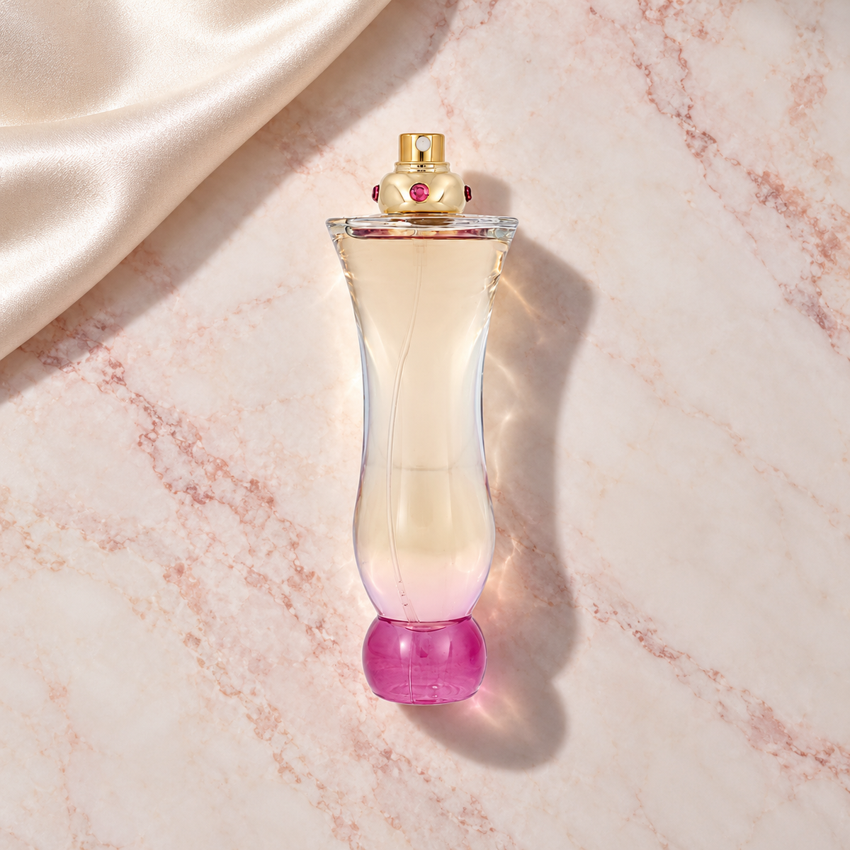 Versace Woman 50 ml – parfém v prostředí, pohled shora s bočním stínem