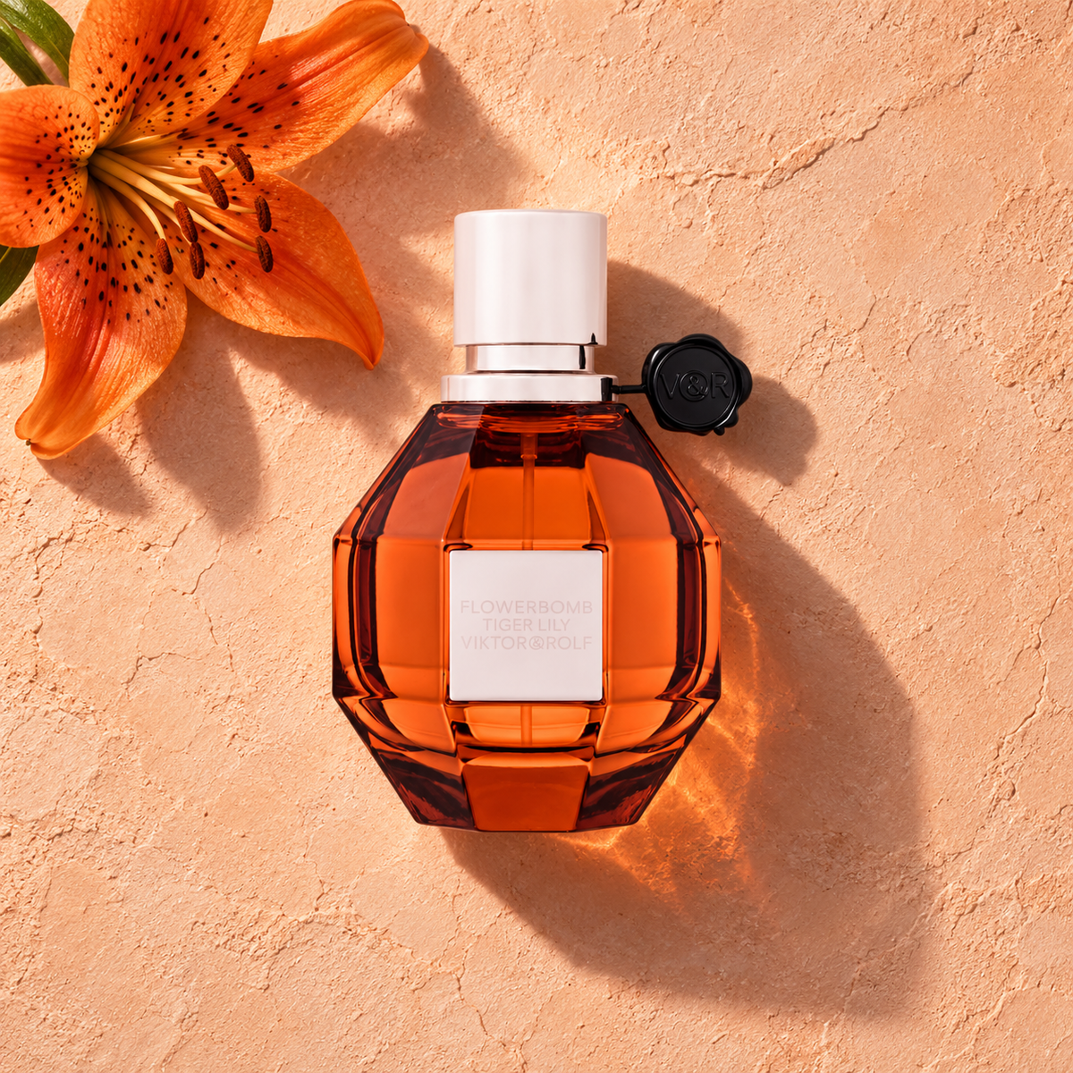Viktor & Rolf Flowerbomb Tiger Lily EDP 50 ml – parfém v prostředí, pohled shora s bočním stínem