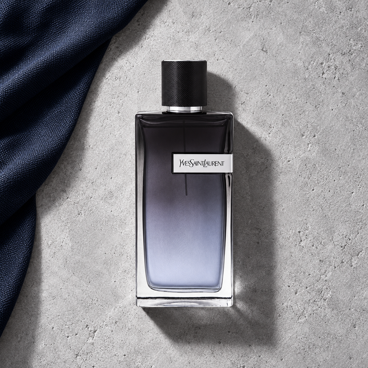 Yves Saint Laurent Y 200 ml – parfém v prostředí, pohled shora s bočním stínem