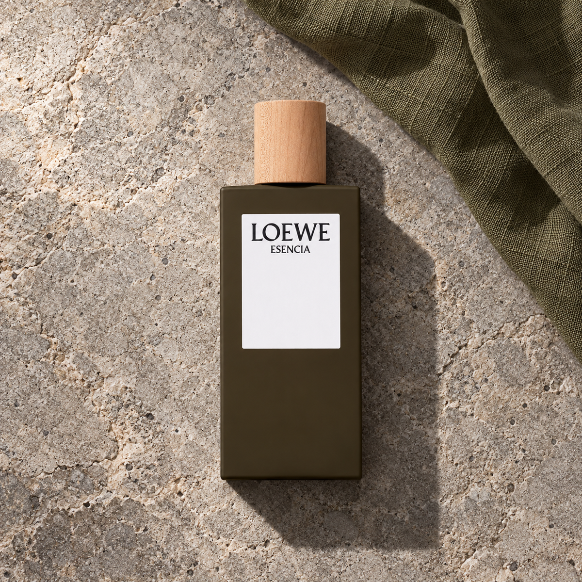 Loewe Esencia 100 ml – parfém v prostředí, pohled shora s bočním stínem