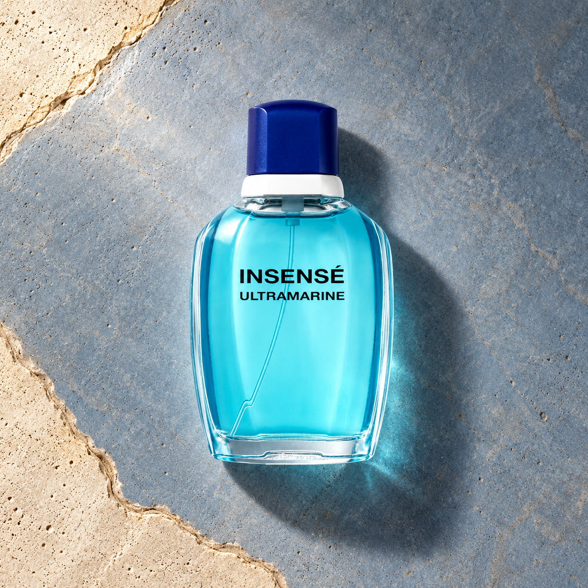 Givenchy Insense Ultramarine EDT 100 ml – parfém v prostředí, pohled shora s bočním stínem