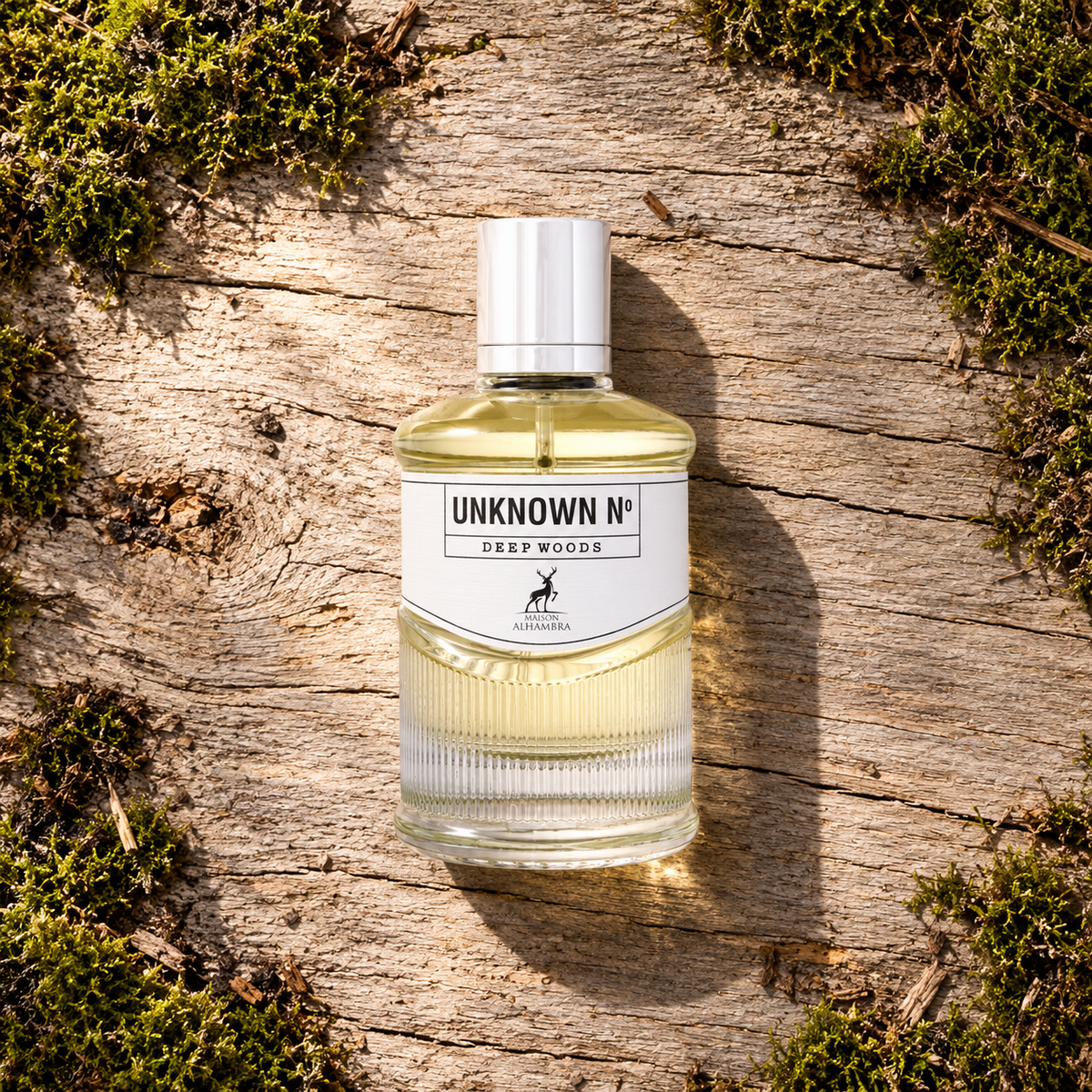 Maison Alhambra Unknown N° Deep Woods EDP 100 ml – parfém v prostředí, pohled shora s bočním stínem