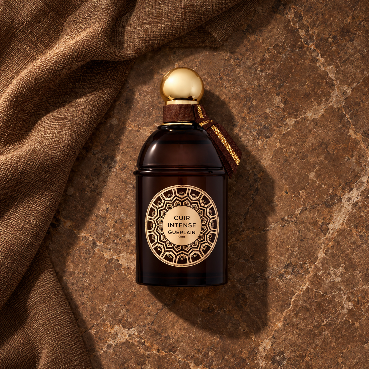 Guerlain Absolus Allegoria Cuir Intense 125 ml – parfém v prostředí, pohled shora s bočním stínem