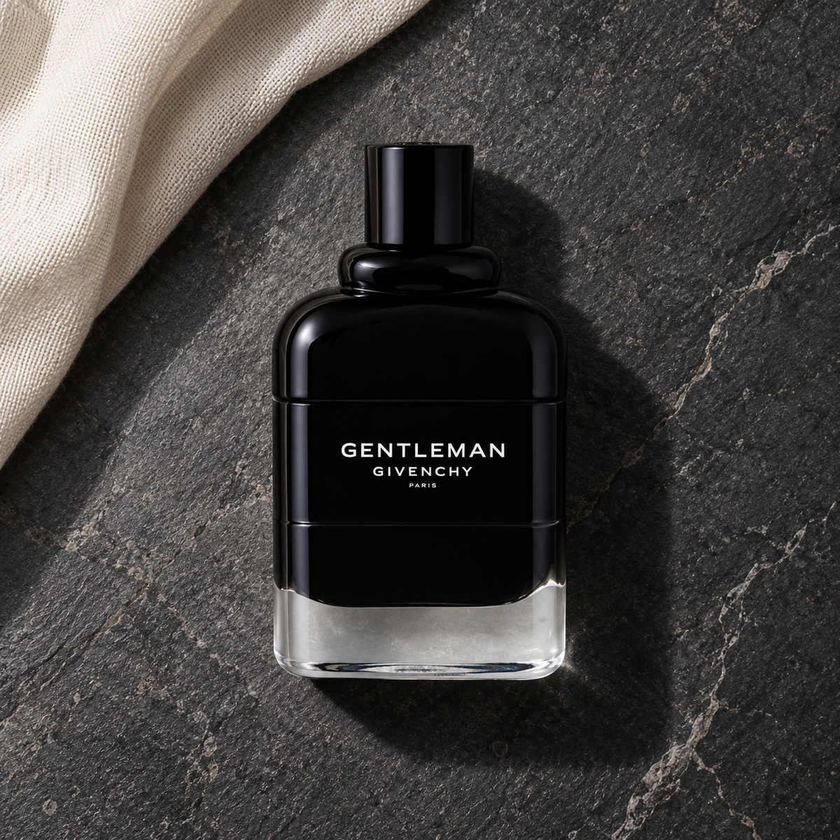 Givenchy Gentleman EDP 100 ml – parfém v prostředí, pohled shora s bočním stínem
