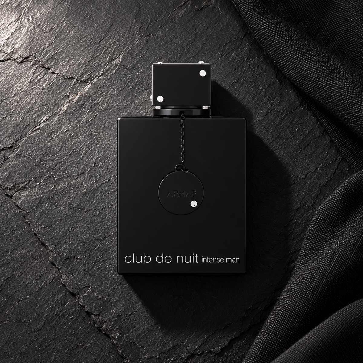 Armaf Club de Nuit Intense Man Pure Parfum 150 ml – parfém v prostředí, pohled shora s bočním stínem