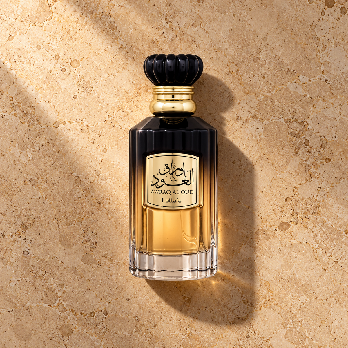 Lattafa Awraq Al Oud EDP 100 ml – parfém v prostředí, pohled shora s bočním stínem