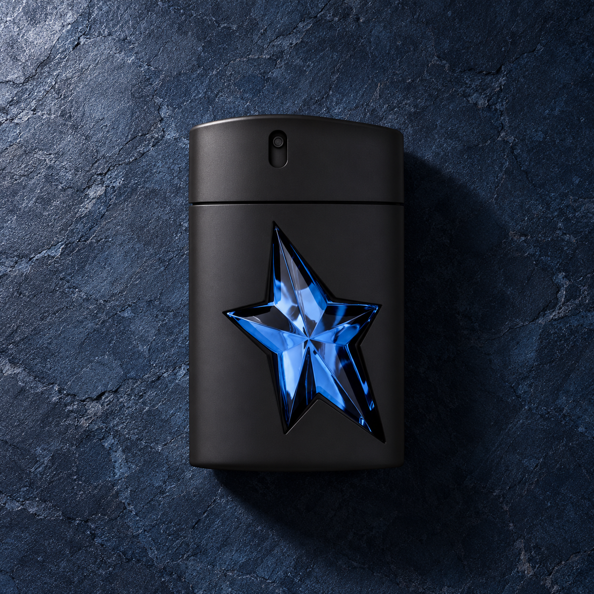 Mugler A*Men 100 ml – parfém v prostředí, pohled shora s bočním stínem