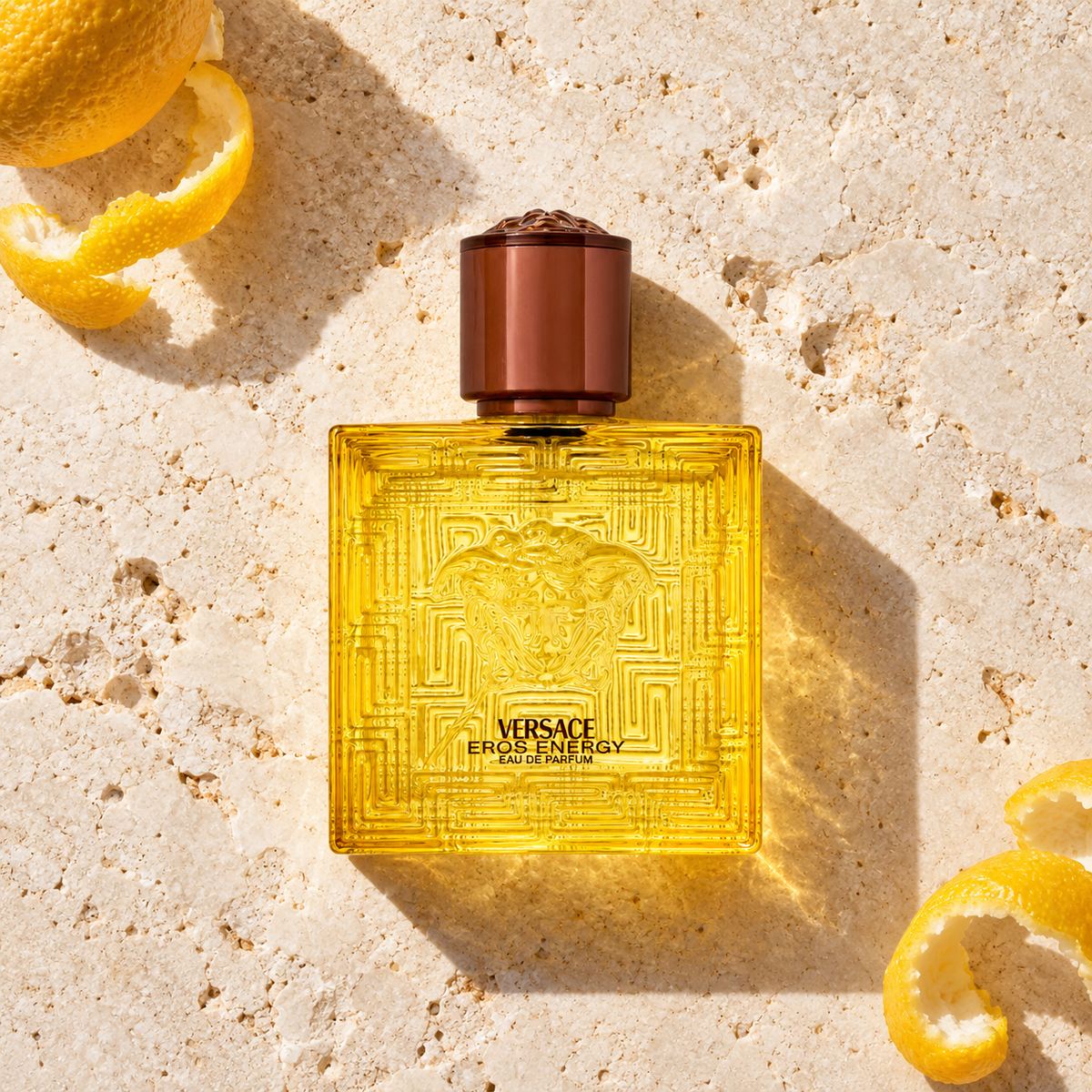 Versace Eros Energy EDP 50 ml – parfém v prostředí, pohled shora s bočním stínem
