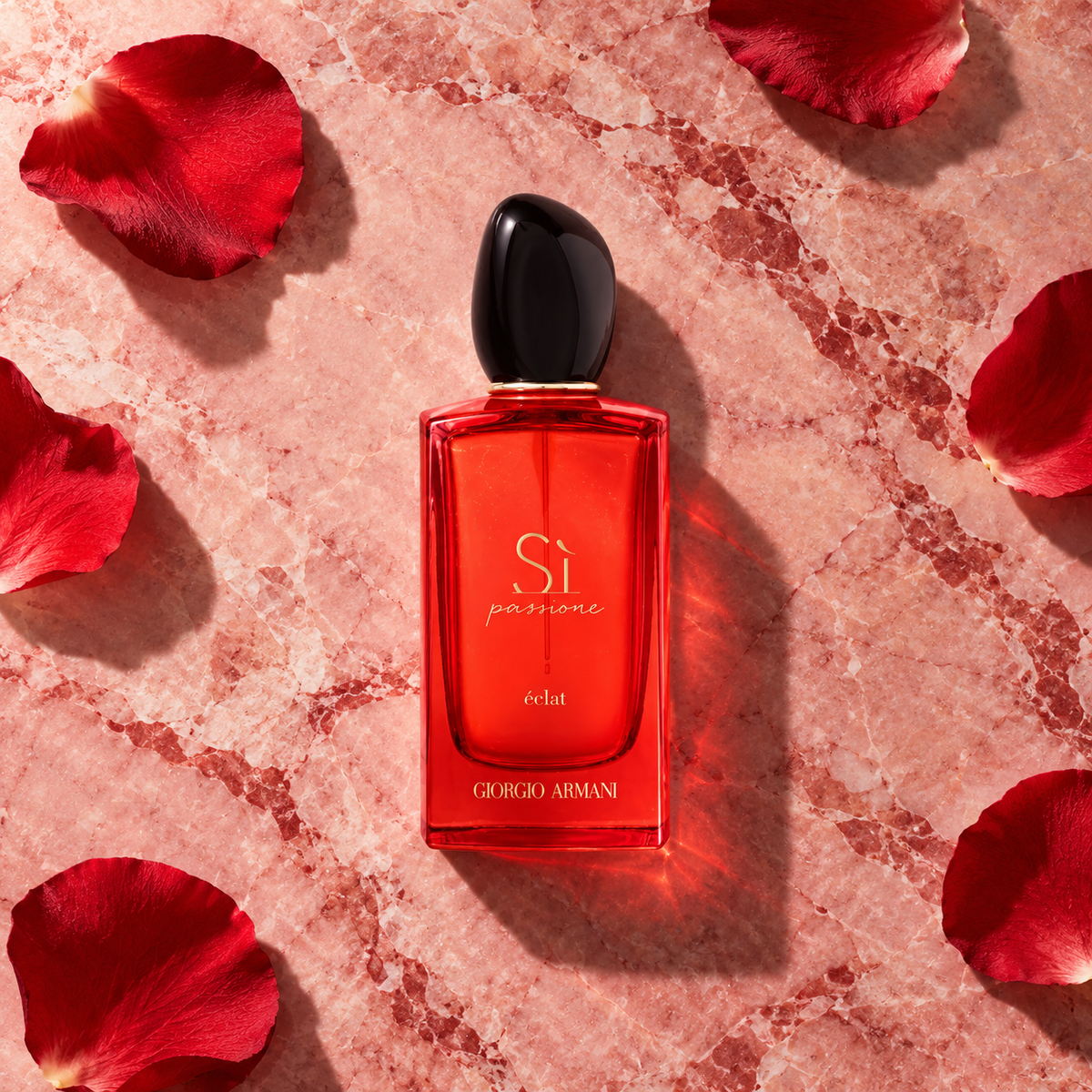 Giorgio Armani Sì Passione Éclat EDP 100 ml – parfém v prostředí, pohled shora s bočním stínem