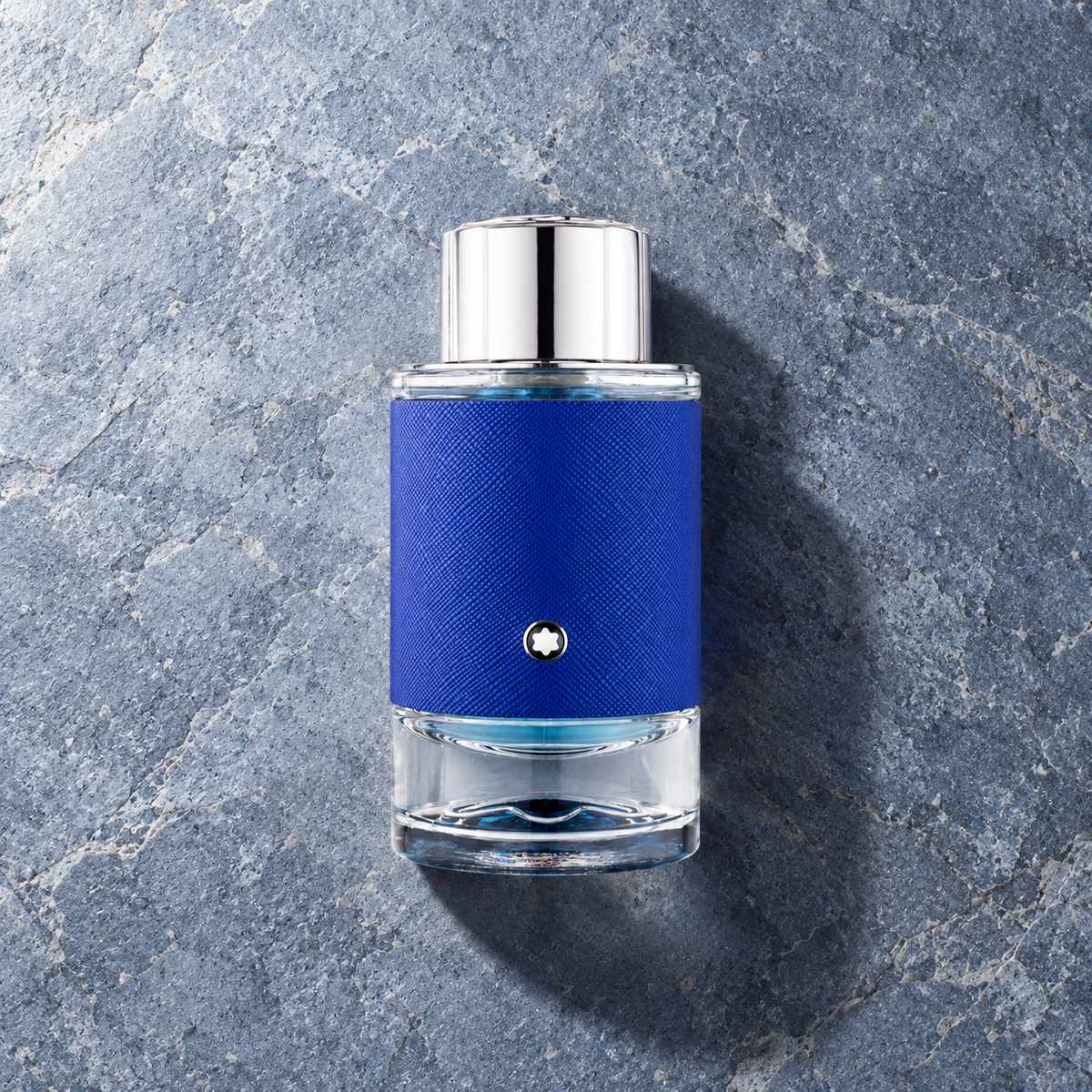 Montblanc Explorer Ultra Blue EDP 100 ml – parfém v prostředí, pohled shora s bočním stínem