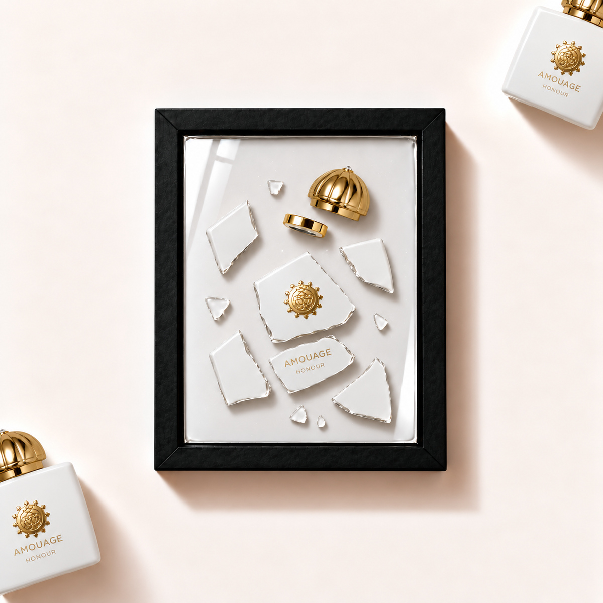 Parfemovy obraz Amouage Honour Woman v cernem ramu - ilustracni fotografie