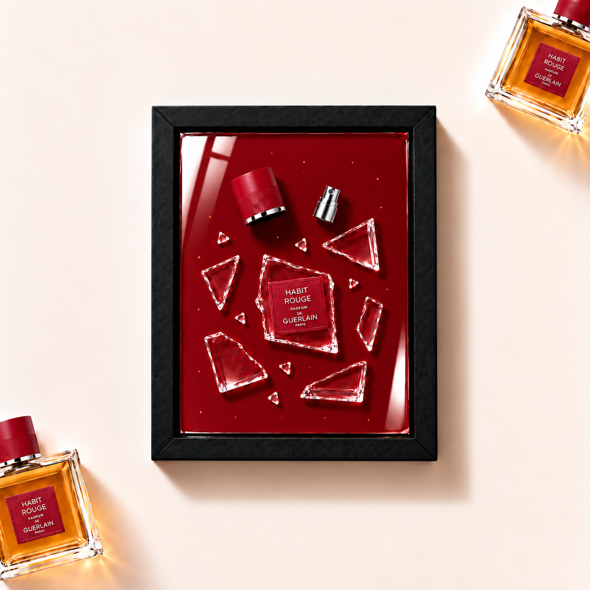 Ilustrační parfémový obraz Guerlain Habit Rouge Parfum z fragmentů originálního flakonu v černém rámu