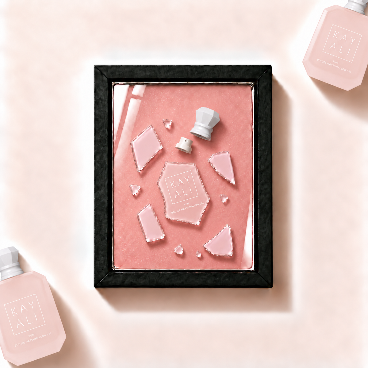 Parfemovy obraz Yum Boujee Marshmallow | 81 Kayali Fragrances v cernem ramu - ilustracni fotografie