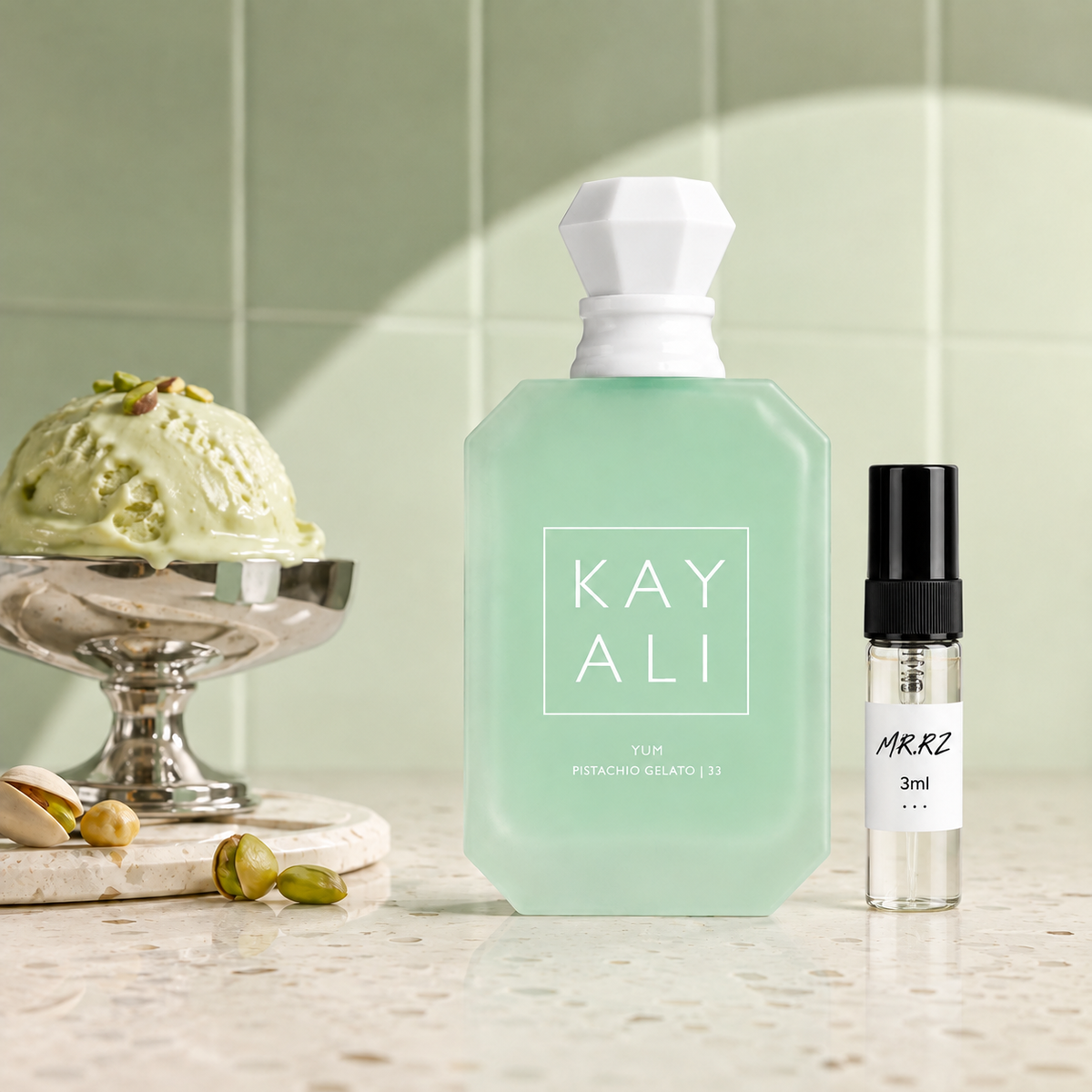 Kayali Yum Pistachio Gelato 33 – původní prostředí s lahvičkou vzorku MrRizz