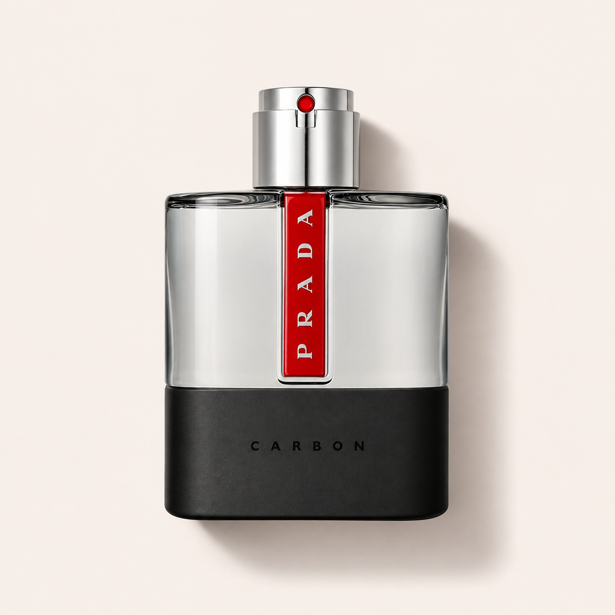 Flakon Prada Luna Rossa Carbon EDT 100 ml na pudrově růžovém pozadí – MrRizz