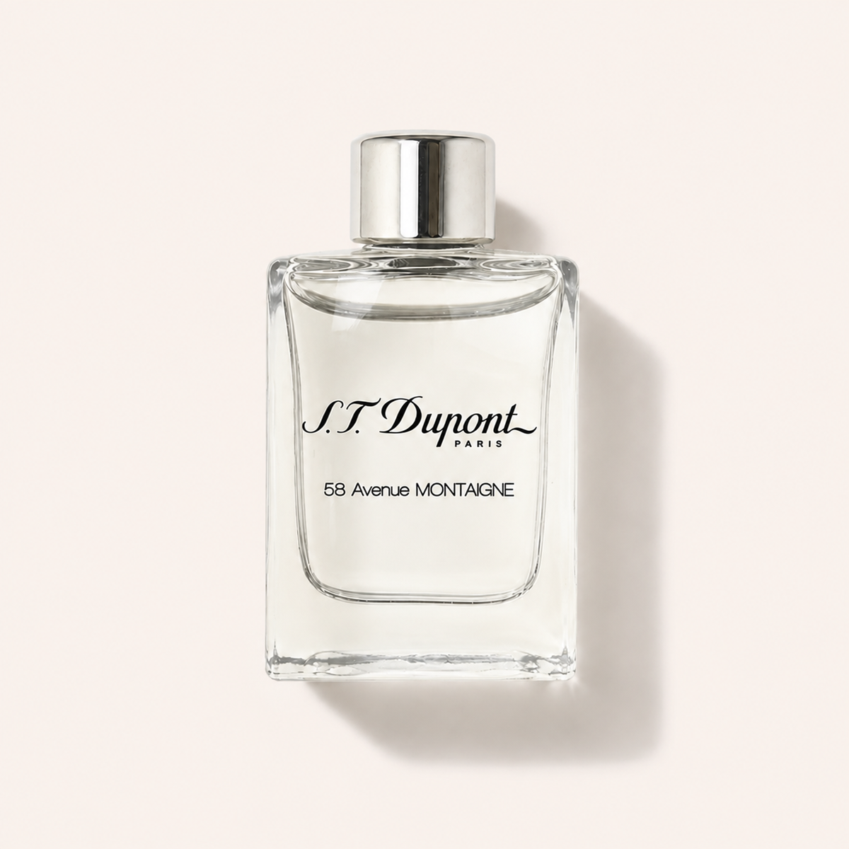 S.T. Dupont 58 Avenue Montaigne Pour Homme EDT, čirá miniatura 5 ml se stříbrným uzávěrem na světlém pozadí – MrRizz
