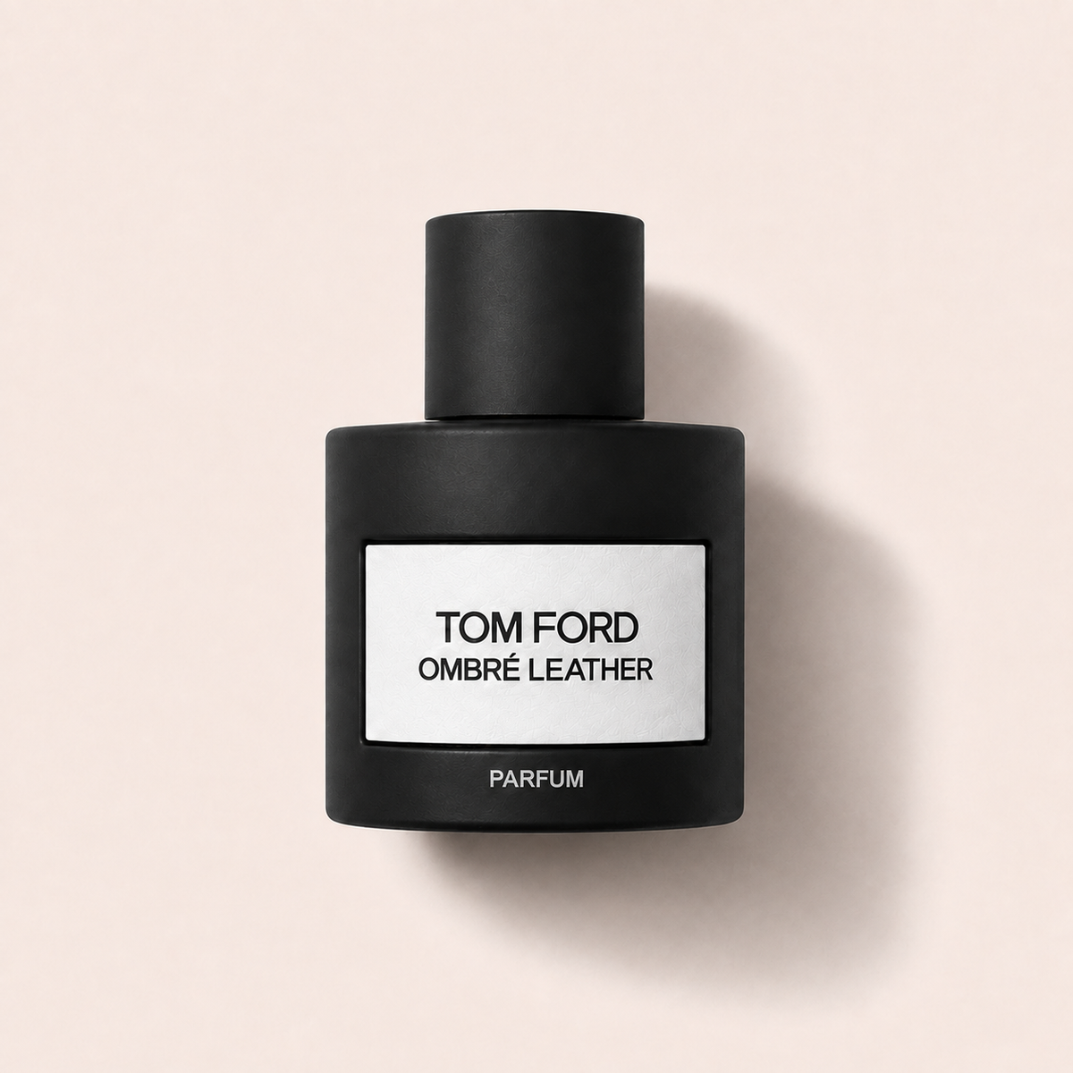 Černý flakon Tom Ford Ombré Leather Parfum 50 ml s bílou etiketou na světlém pozadí – MrRizz