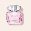 Versace Bright Crystal EDT 200 ml na jemně růžovém pozadí – MrRizz