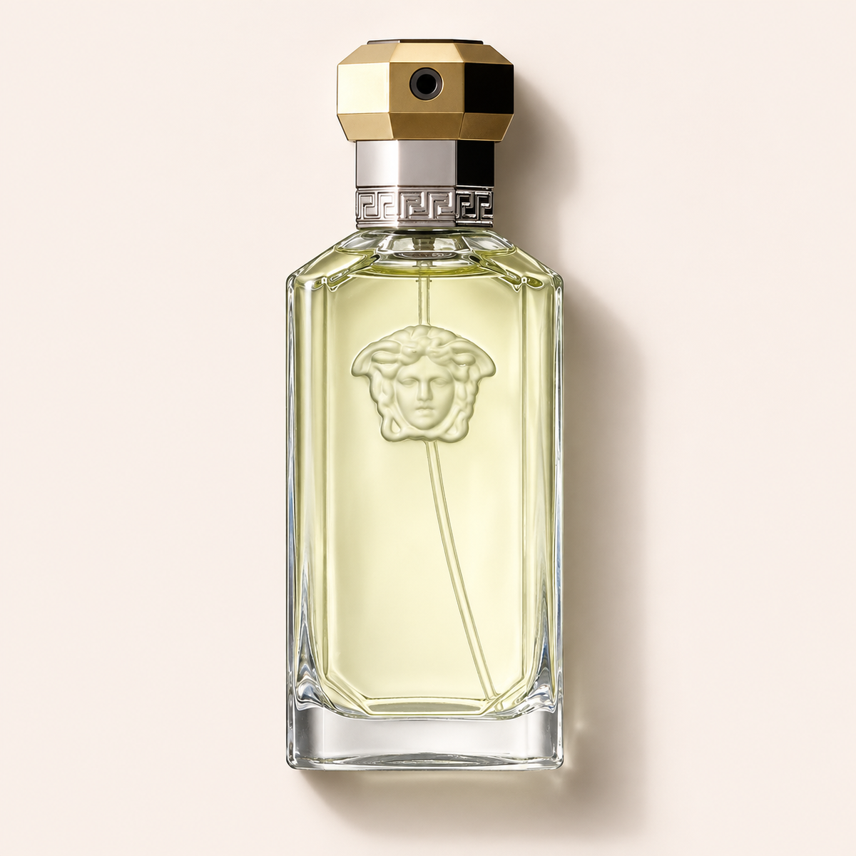 Versace The Dreamer EDT 50 ml – parfém na světle růžovém pozadí – MrRizz