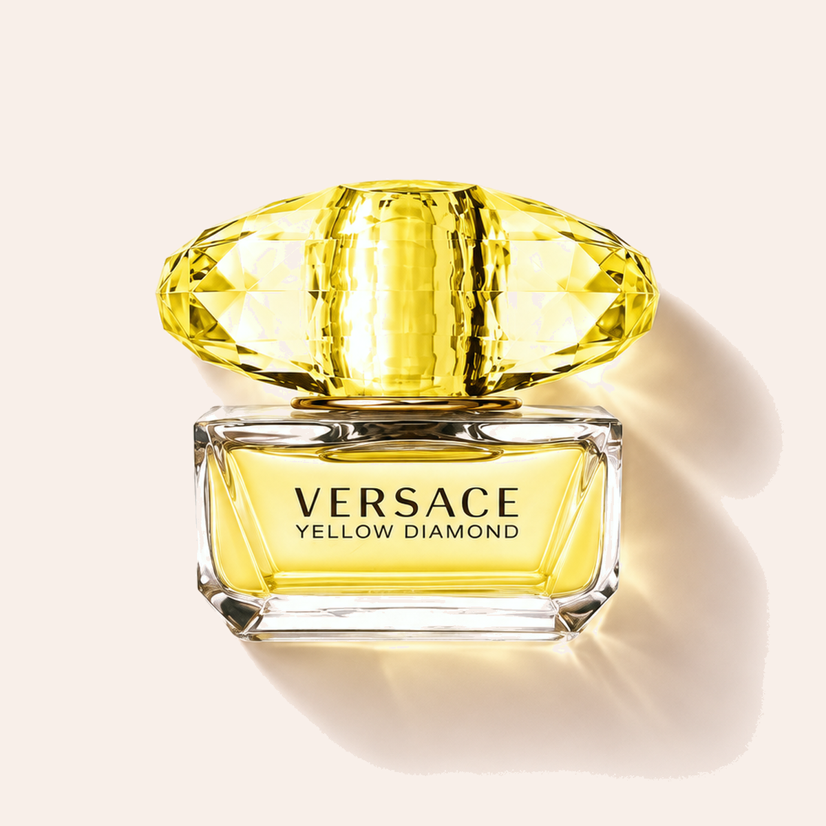 Flakon Versace Yellow Diamond EDT 50 ml na béžovém pozadí – MrRizz