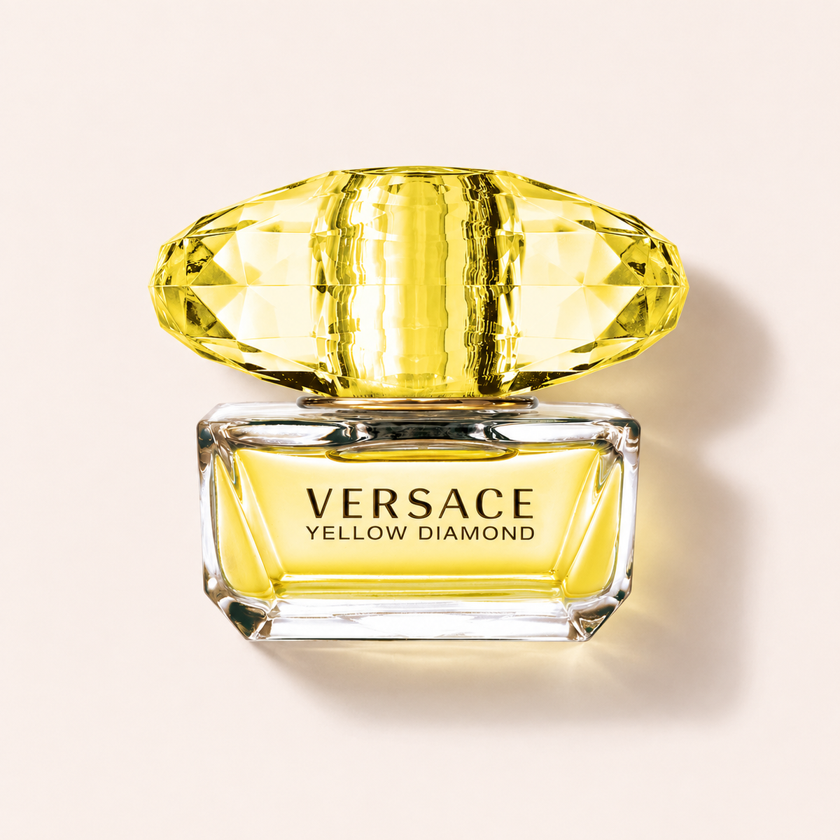 Flakon Versace Yellow Diamond EDT 50 ml na pudrově růžovém pozadí – MrRizz