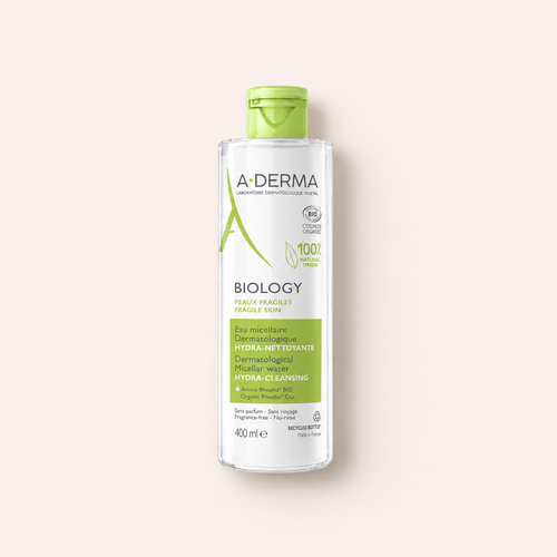 Micelární voda A-Derma Biology Hydra-Cleansing 400 ml na béžovém pozadí – MrRizz