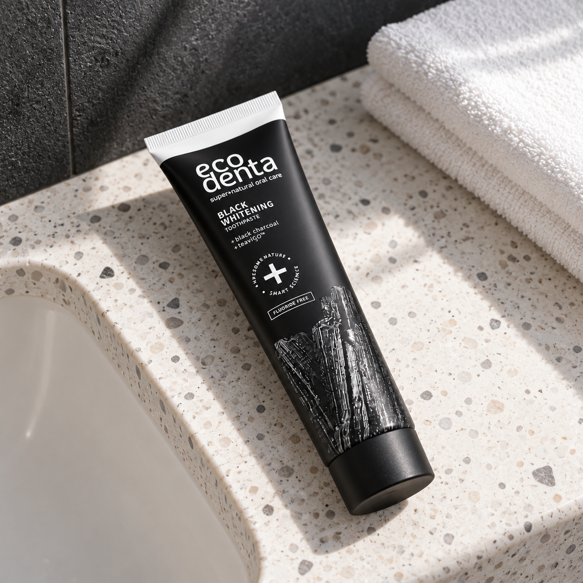 Ecodenta Toothpaste Black Whitening 100 ml – atmosférická fotografie – MrRizz