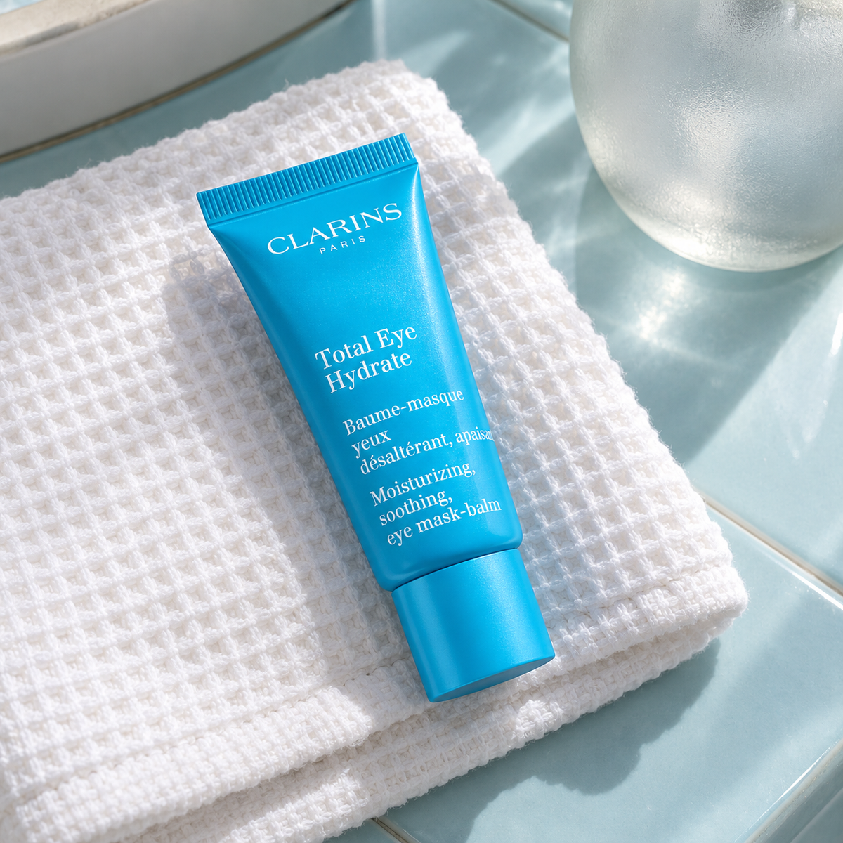 Clarins Total Eye Hydrate Moisturizing, Soothing, Eye Mask-Balm 20 ml – atmosférická fotografie – MrRizz