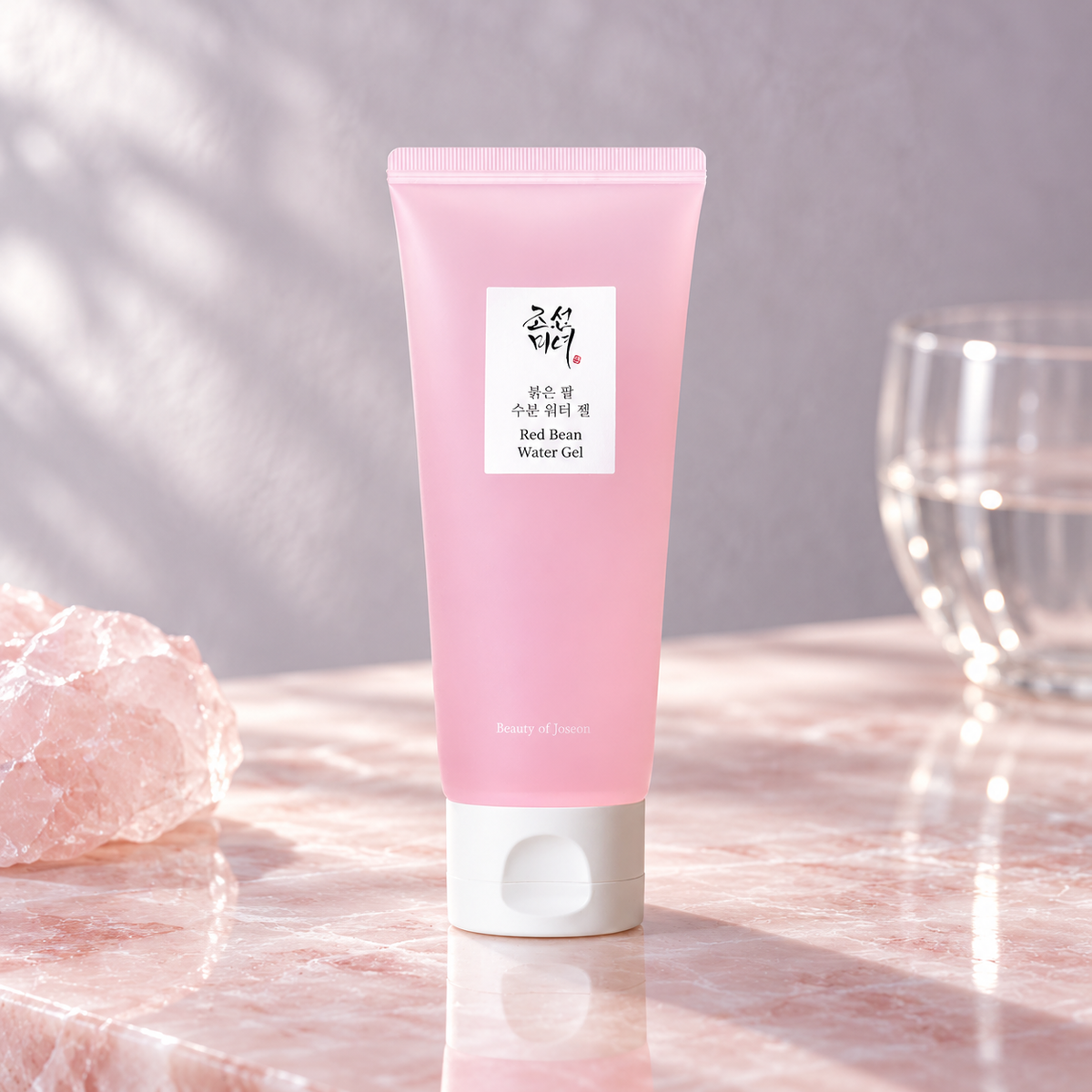 Beauty of Joseon Red Bean Water Gel 100 ml ve svěžím růžovém prostředí – MrRizz