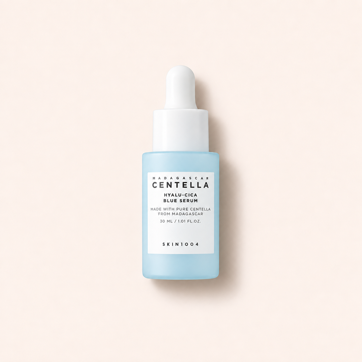 Pleťové sérum SKIN1004 Hyalu-Cica Blue Serum 30 ml na béžovém pozadí – MrRizz