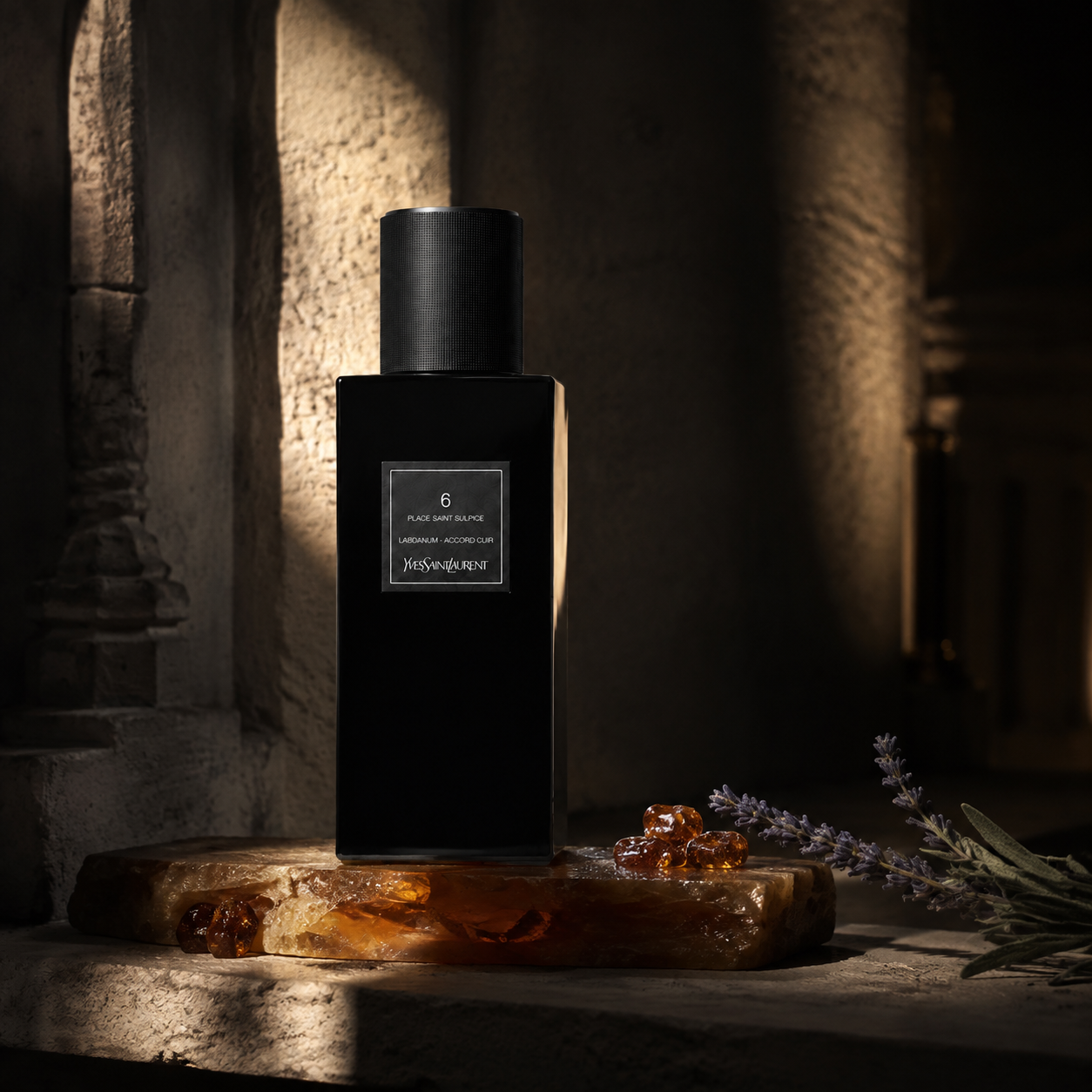 Yves Saint Laurent 6 Place Saint Sulpice v pryskyřičném pařížském zákoutí