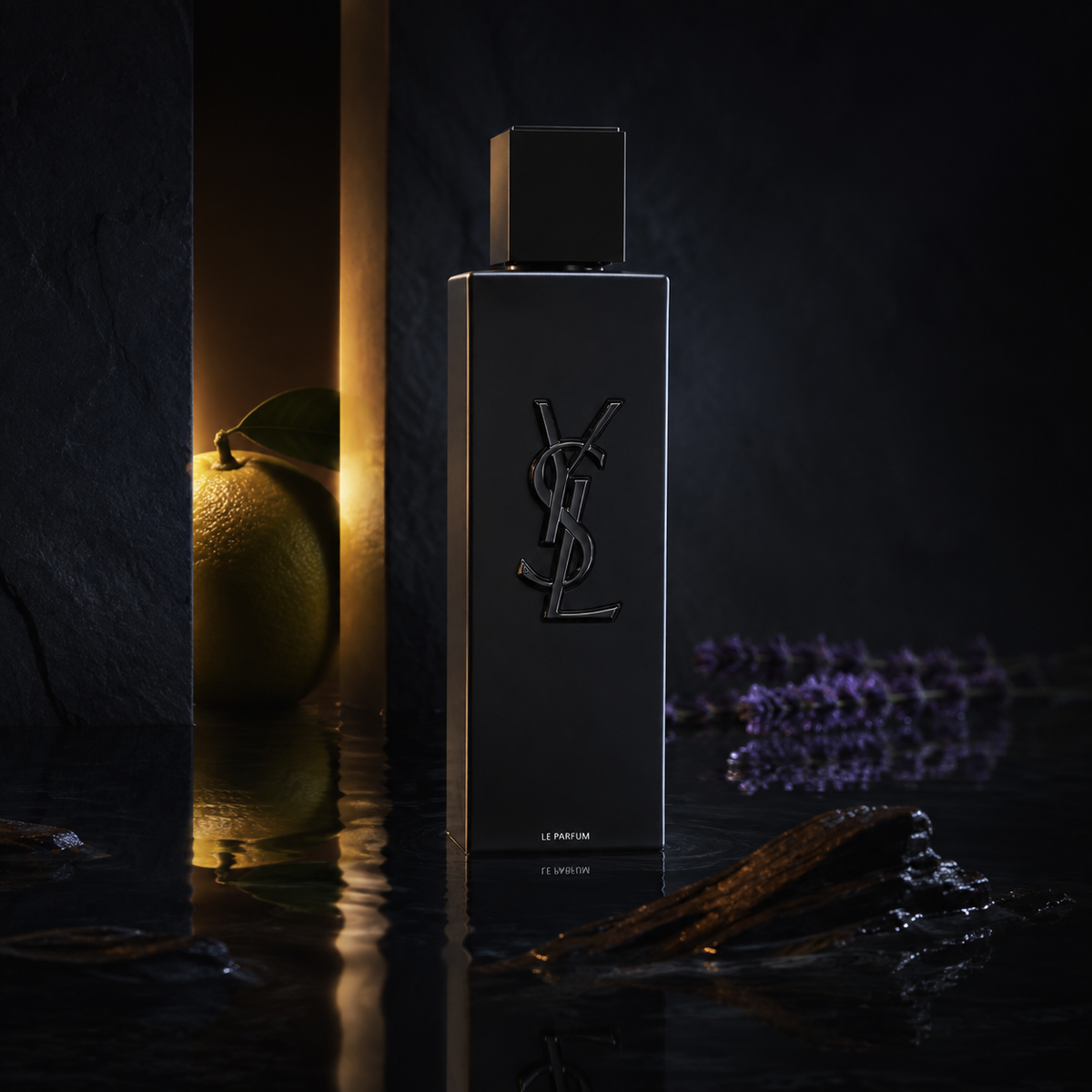YSL MYSLF Le Parfum v temném zátiší s citronem, levandulí a odrazy na vodě – MrRizz