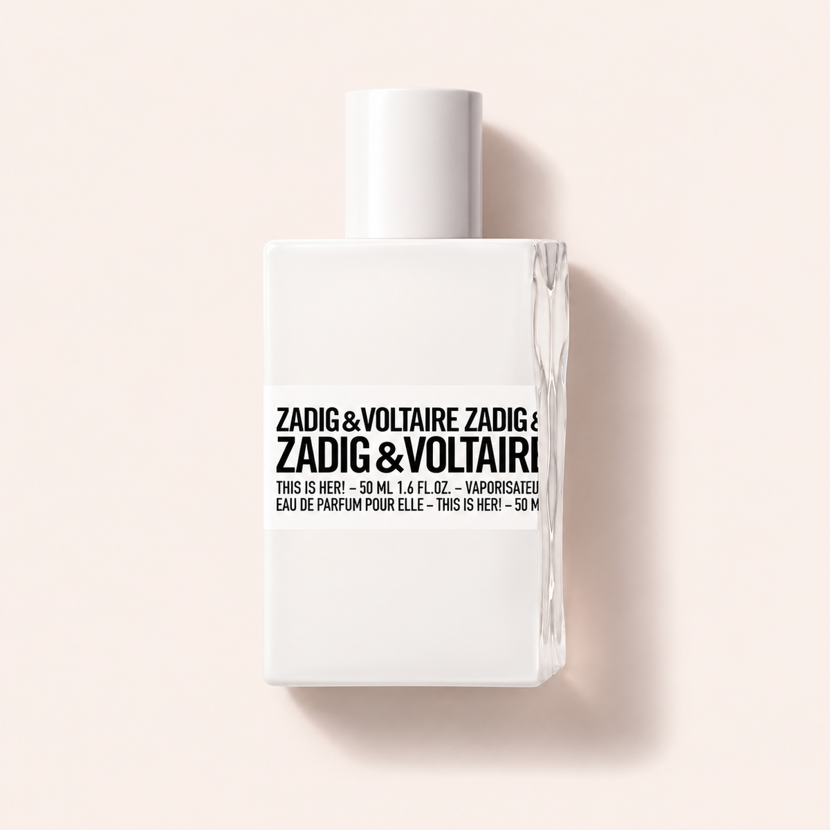Flakon Zadig & Voltaire This is Her! EDP 50 ml na pudrově růžovém pozadí – MrRizz